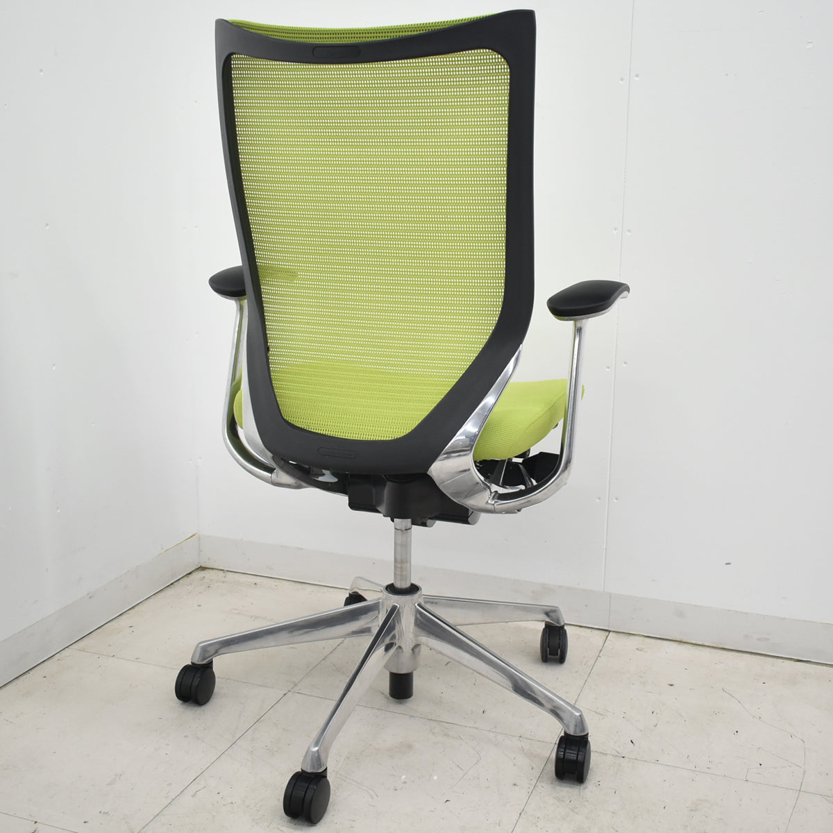 【中古】オカムラ　バロン　ハイバック　固定肘　ポリッシュ　肘パッド新品　ライムグリーン　2026032402【中古オフィス家具】