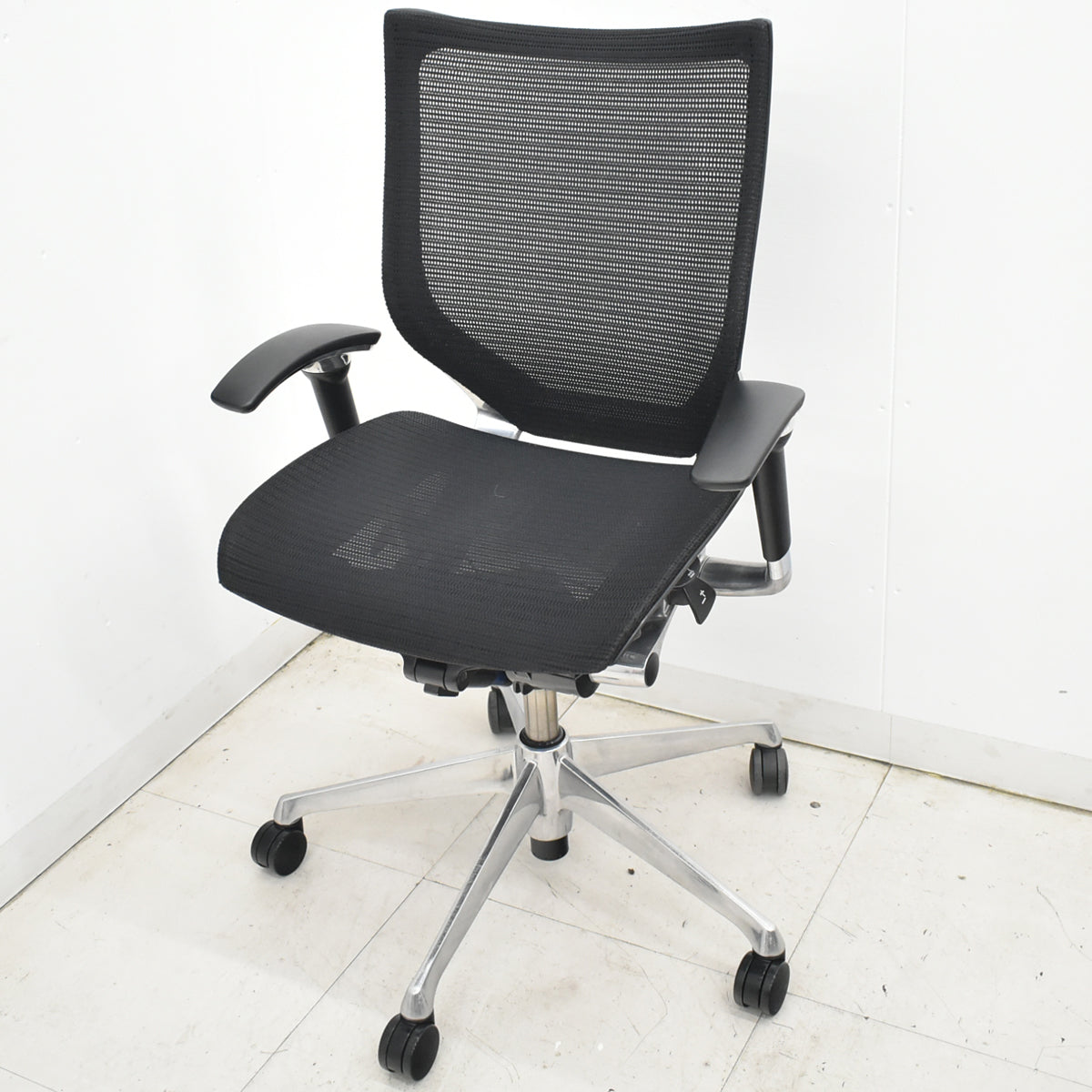 【中古】オカムラ　バロン　ローバック　可動肘　ポリッシュ　肘パッド新品交換済　ブラック　2026032403【中古オフィス家具】