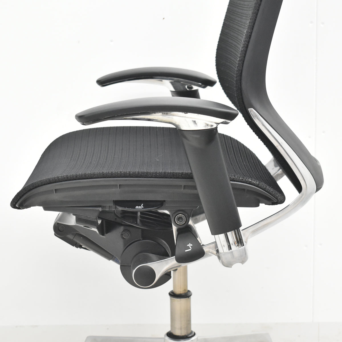 【中古】オカムラ　バロン　ローバック　可動肘　ポリッシュ　肘パッド新品交換済　ブラック　2026032403【中古オフィス家具】