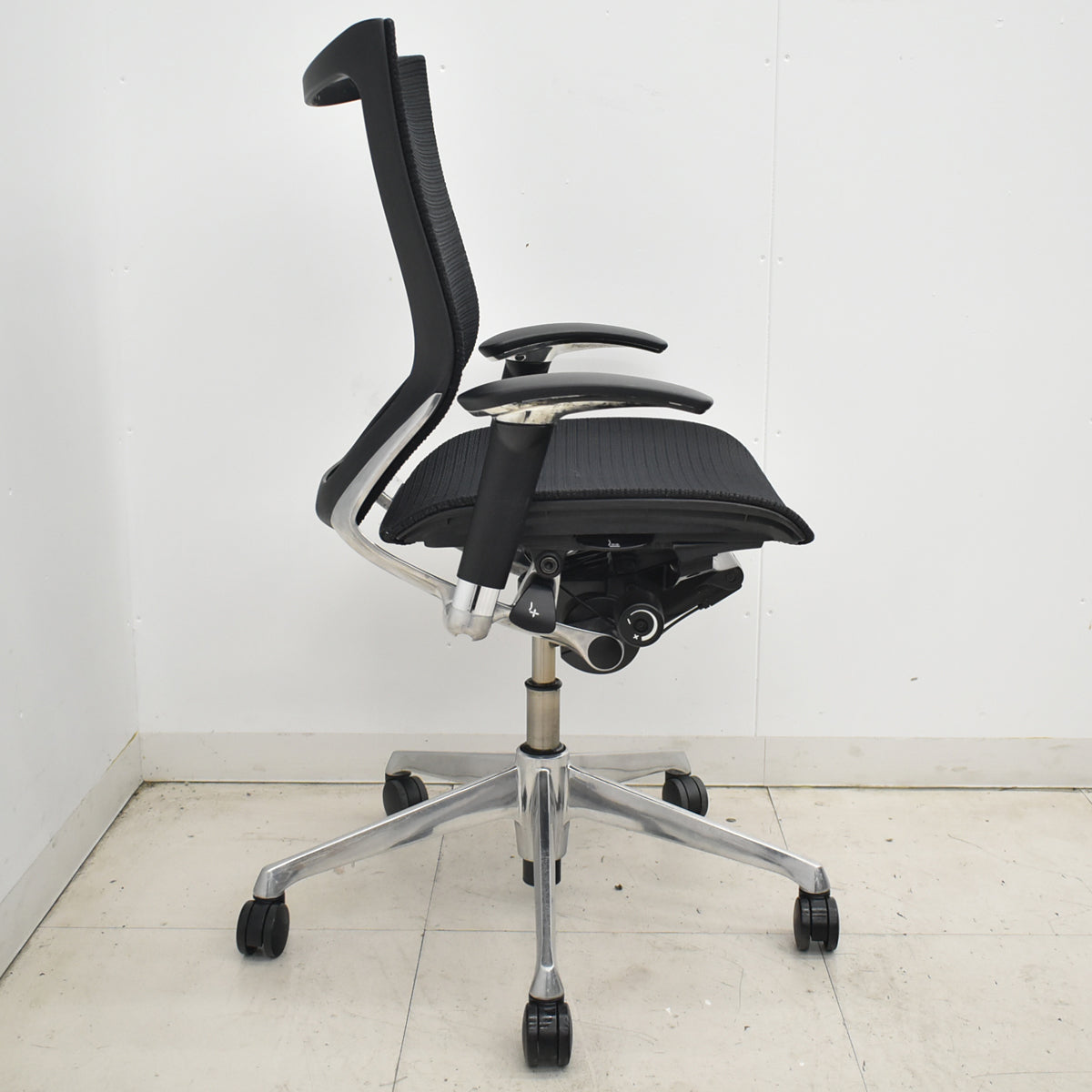 【中古】オカムラ　バロン　ローバック　可動肘　ポリッシュ　肘パッド新品交換済　ブラック　2026032403【中古オフィス家具】