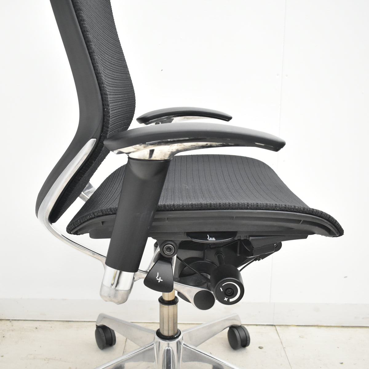 【中古】オカムラ　バロン　ローバック　可動肘　ポリッシュ　肘パッド新品交換済　ブラック　2026032403【中古オフィス家具】