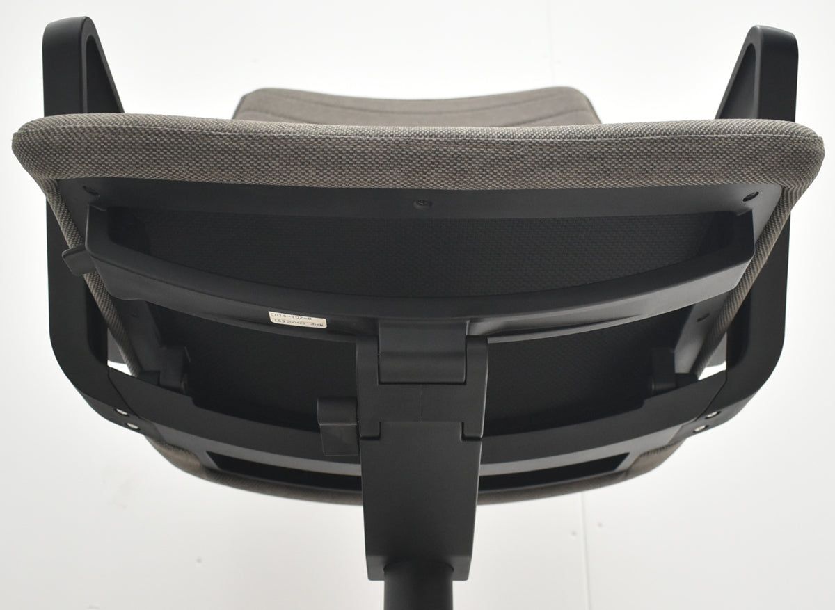 【中古】コクヨ　ファブレ　固定サークル肘　ストライプクッションタイプ　2020年製　ブラウン　2026032504【中古オフィス家具】