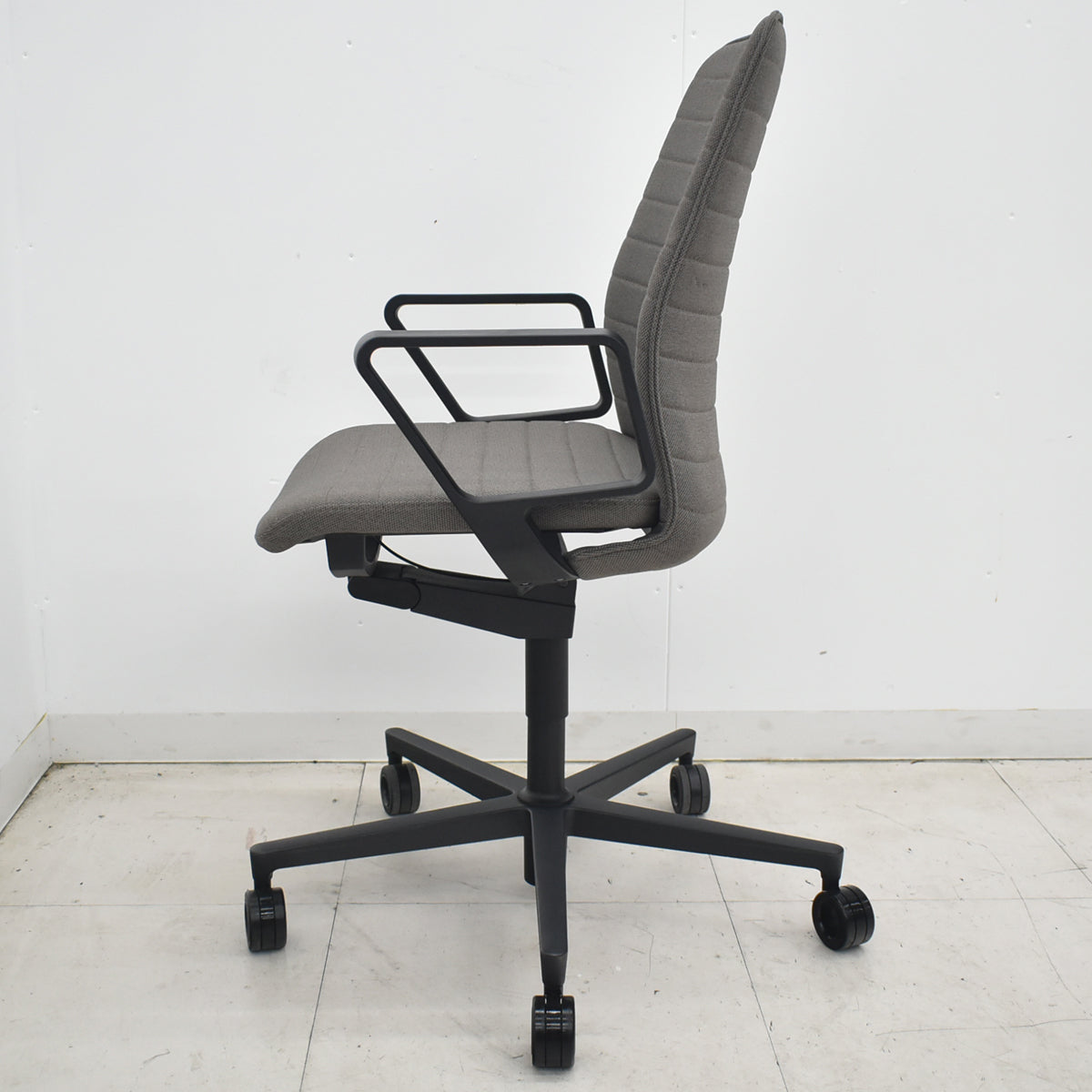 【中古】コクヨ　ファブレ　固定サークル肘　ストライプクッションタイプ　2020年製　ブラウン　2026032504【中古オフィス家具】