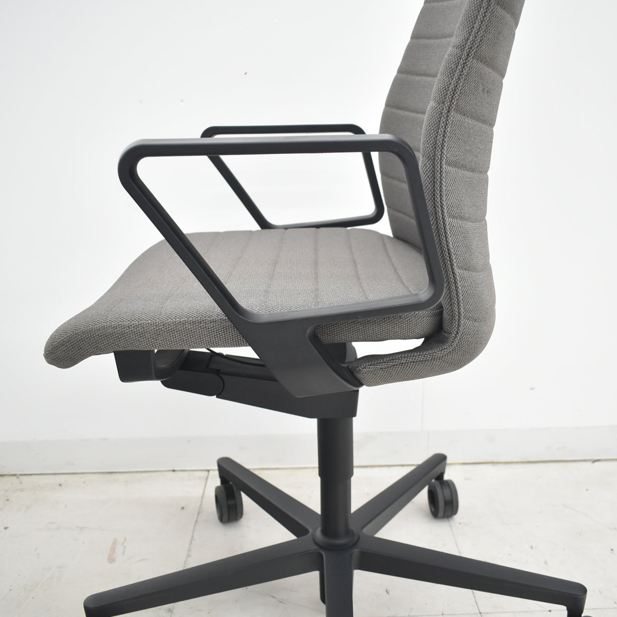 【中古】コクヨ　ファブレ　固定サークル肘　ストライプクッションタイプ　2020年製　ブラウン　2026032504【中古オフィス家具】