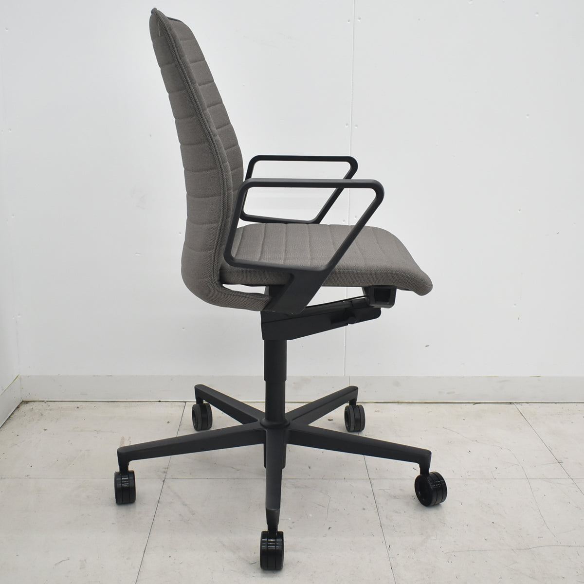 【中古】コクヨ　ファブレ　固定サークル肘　ストライプクッションタイプ　2020年製　ブラウン　2026032504【中古オフィス家具】
