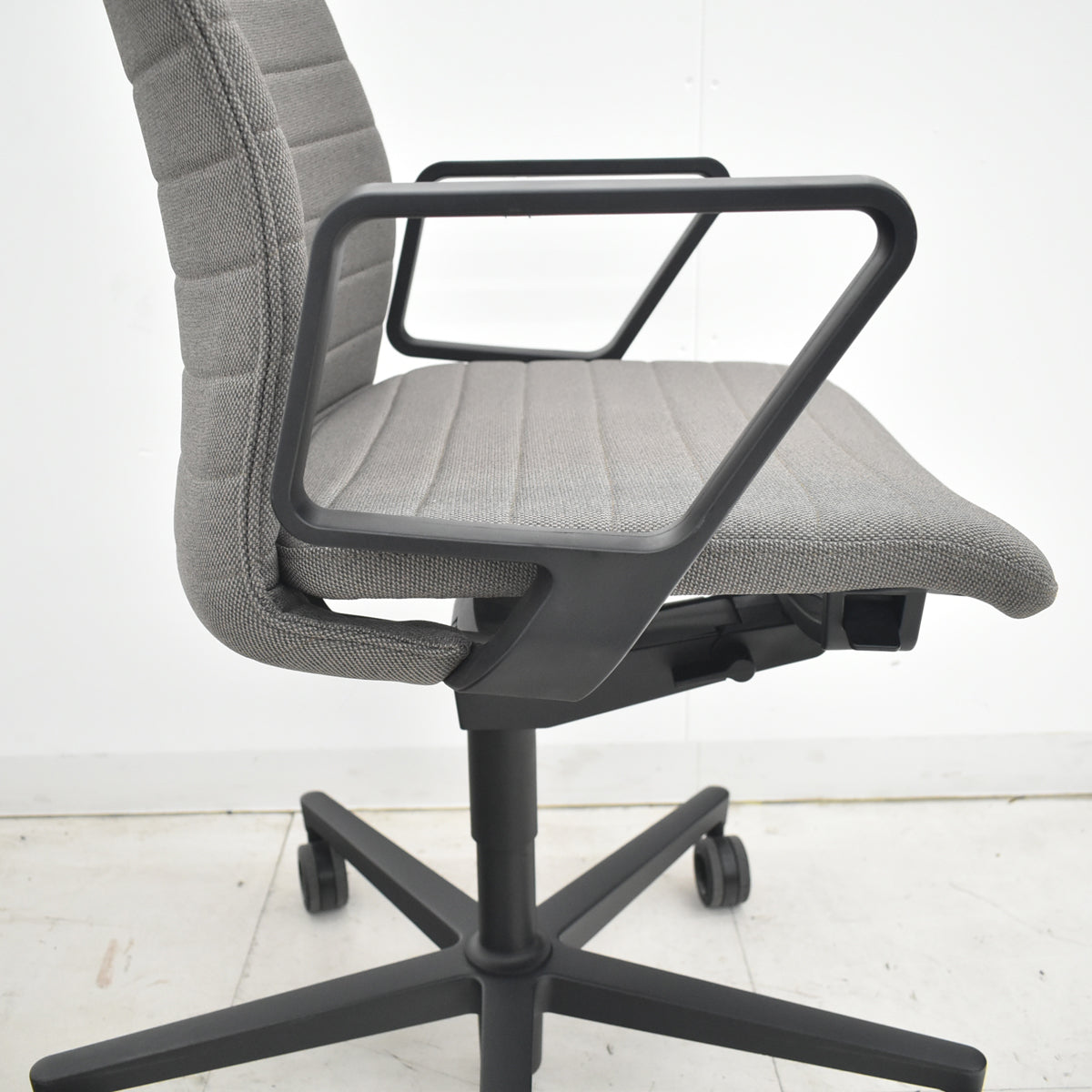 【中古】コクヨ　ファブレ　固定サークル肘　ストライプクッションタイプ　2020年製　ブラウン　2026032504【中古オフィス家具】