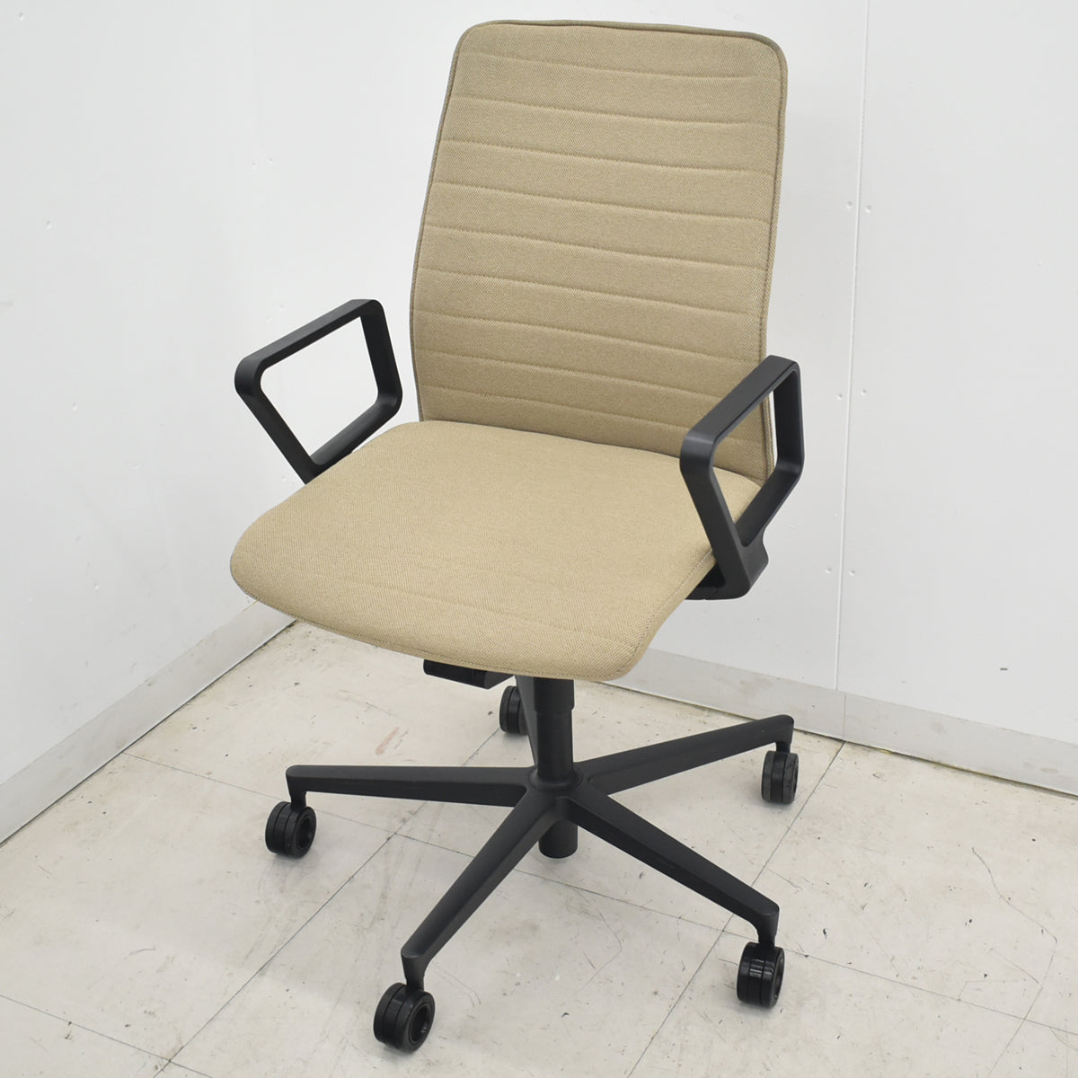 【中古】コクヨ　ファブレ　固定サークル肘　ストライプクッションタイプ　ベージュ　2026032505【中古オフィス家具】