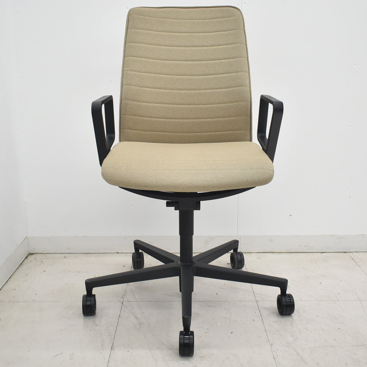 【中古】コクヨ　ファブレ　固定サークル肘　ストライプクッションタイプ　ベージュ　2026032505【中古オフィス家具】