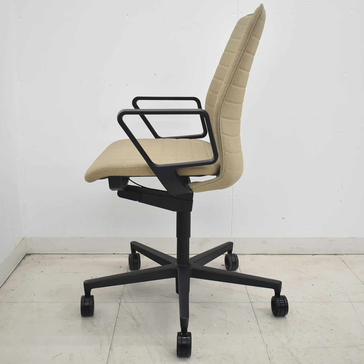 【中古】コクヨ　ファブレ　固定サークル肘　ストライプクッションタイプ　ベージュ　2026032505【中古オフィス家具】