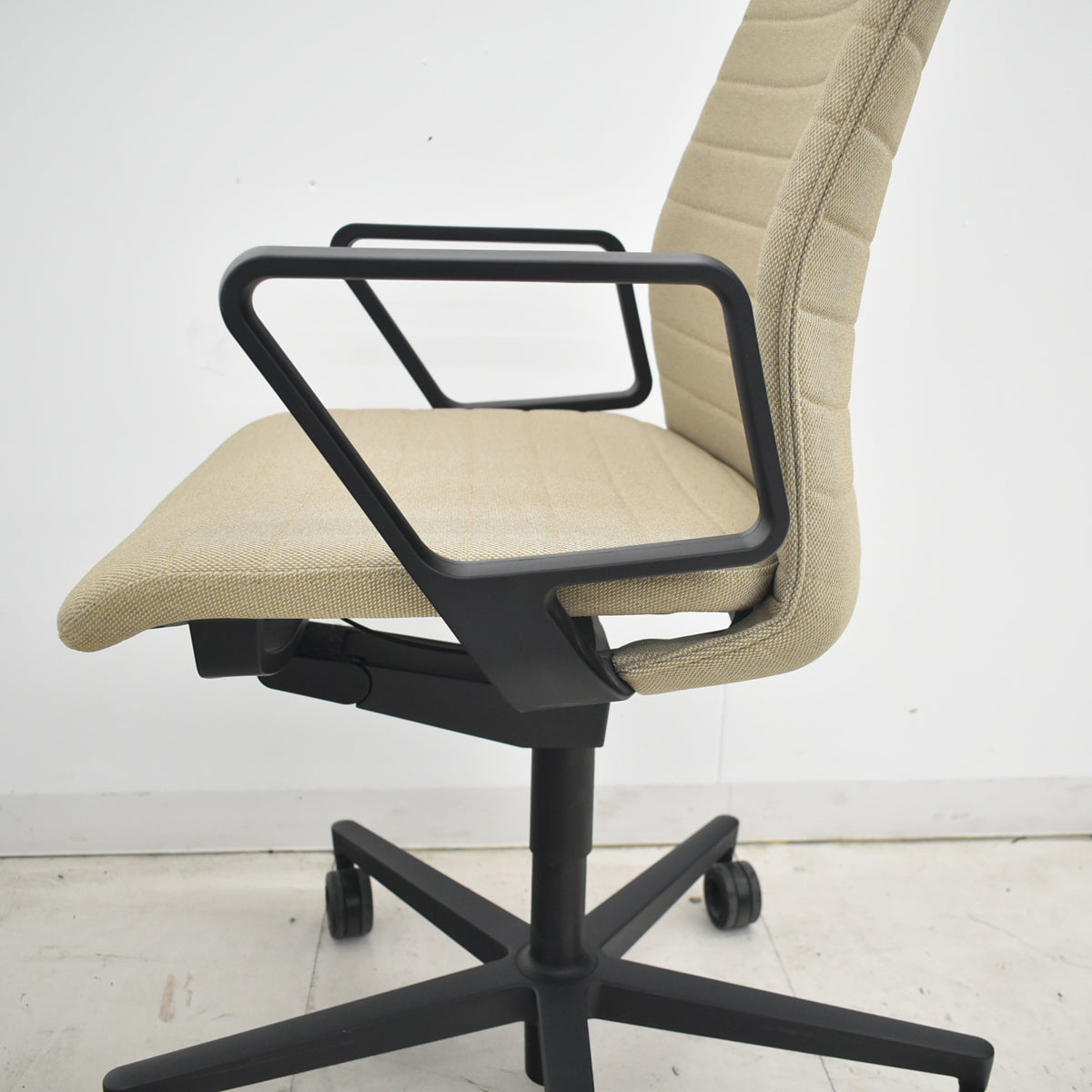 【中古】コクヨ　ファブレ　固定サークル肘　ストライプクッションタイプ　ベージュ　2026032505【中古オフィス家具】