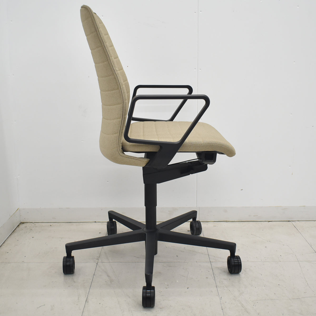 【中古】コクヨ　ファブレ　固定サークル肘　ストライプクッションタイプ　ベージュ　2026032505【中古オフィス家具】