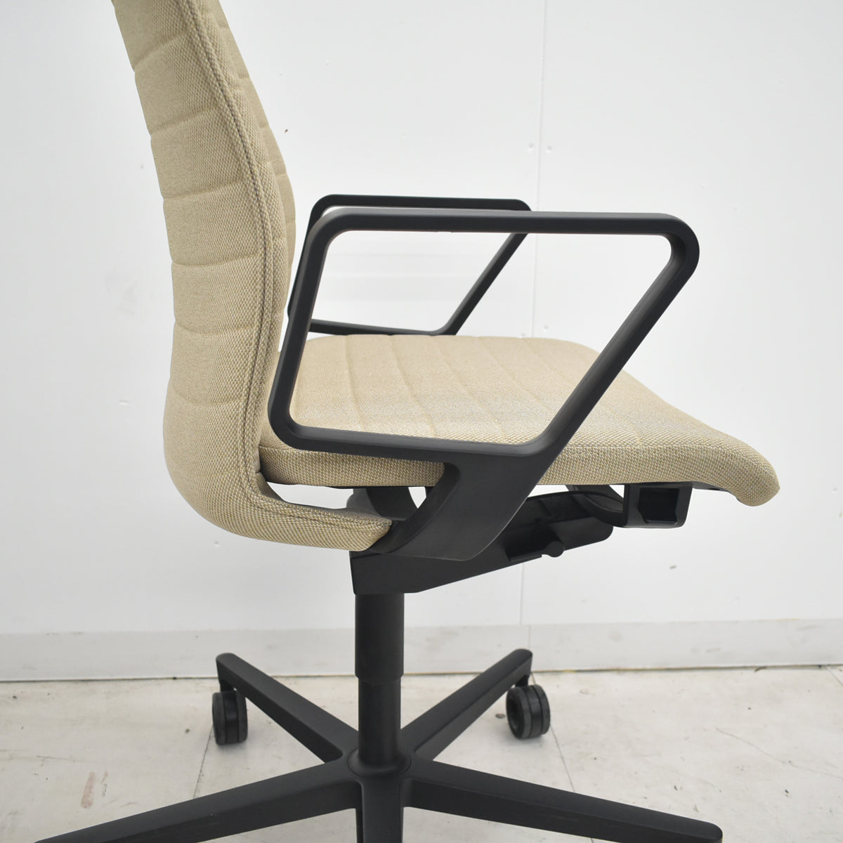 【中古】コクヨ　ファブレ　固定サークル肘　ストライプクッションタイプ　ベージュ　2026032505【中古オフィス家具】