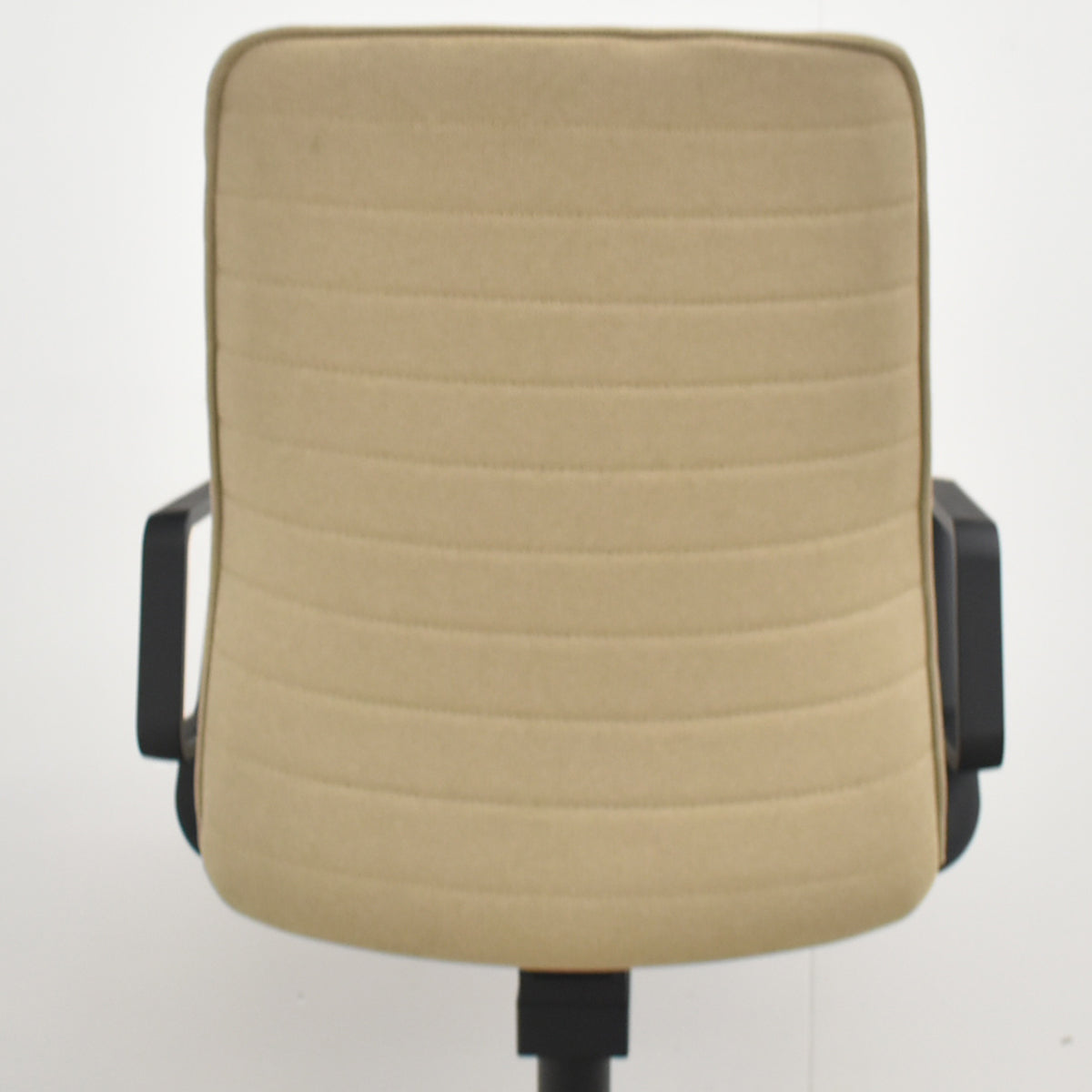 【中古】コクヨ　ファブレ　固定サークル肘　ストライプクッションタイプ　ベージュ　2026032505【中古オフィス家具】