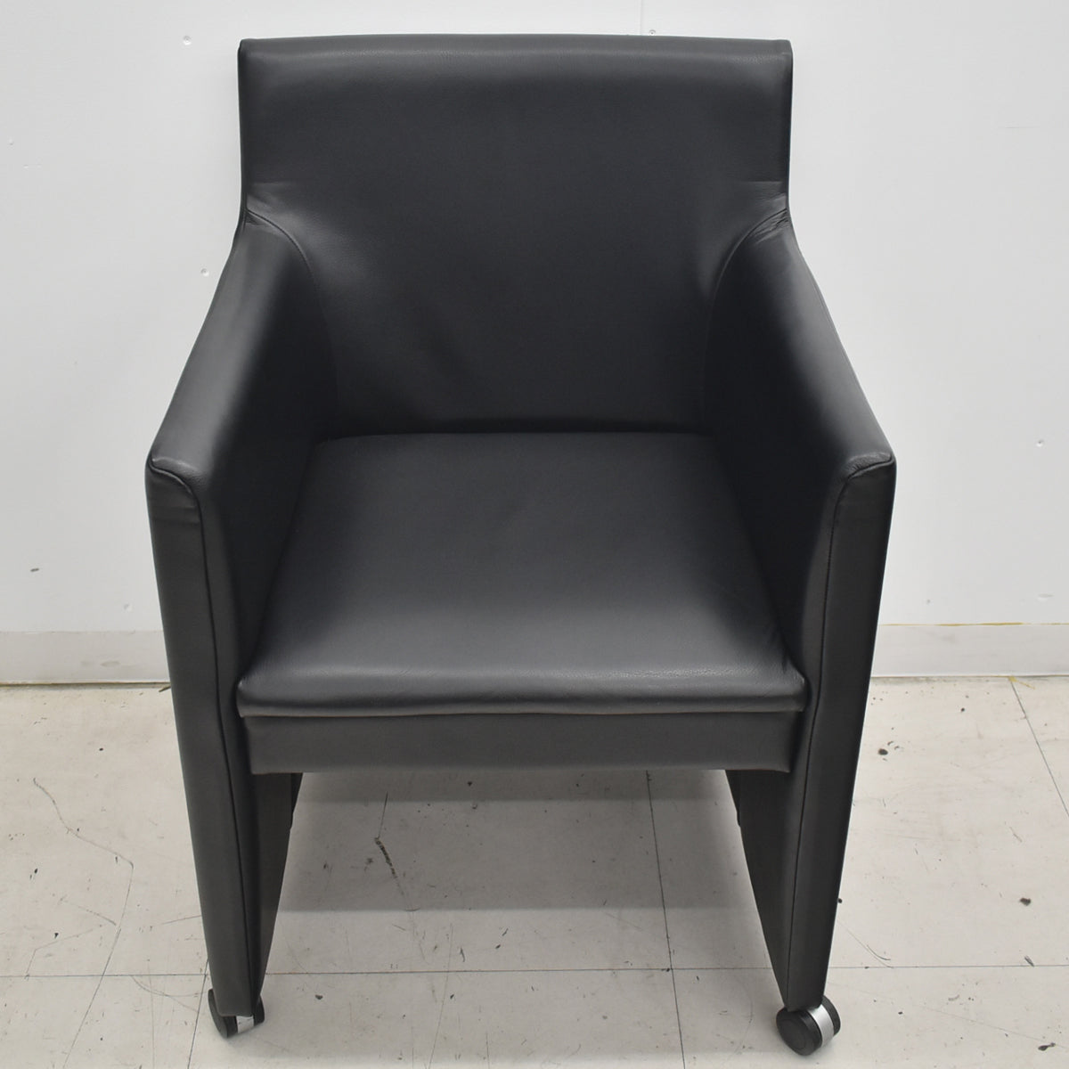 【中古】イトーキ　NYシリーズ　応接会議チェア　６脚セット　革張り　ブラック　幅560　2026032601【中古オフィス家具】