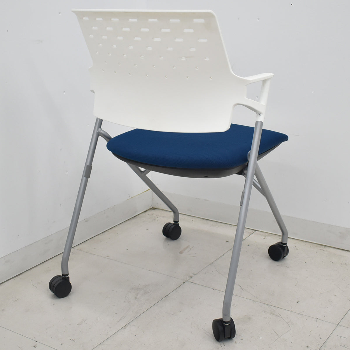 【中古】コクヨ　ピエガ　ネスティングチェア　ミーティングチェア　プルシアンブルー　2026032602【中古オフィス家具】
