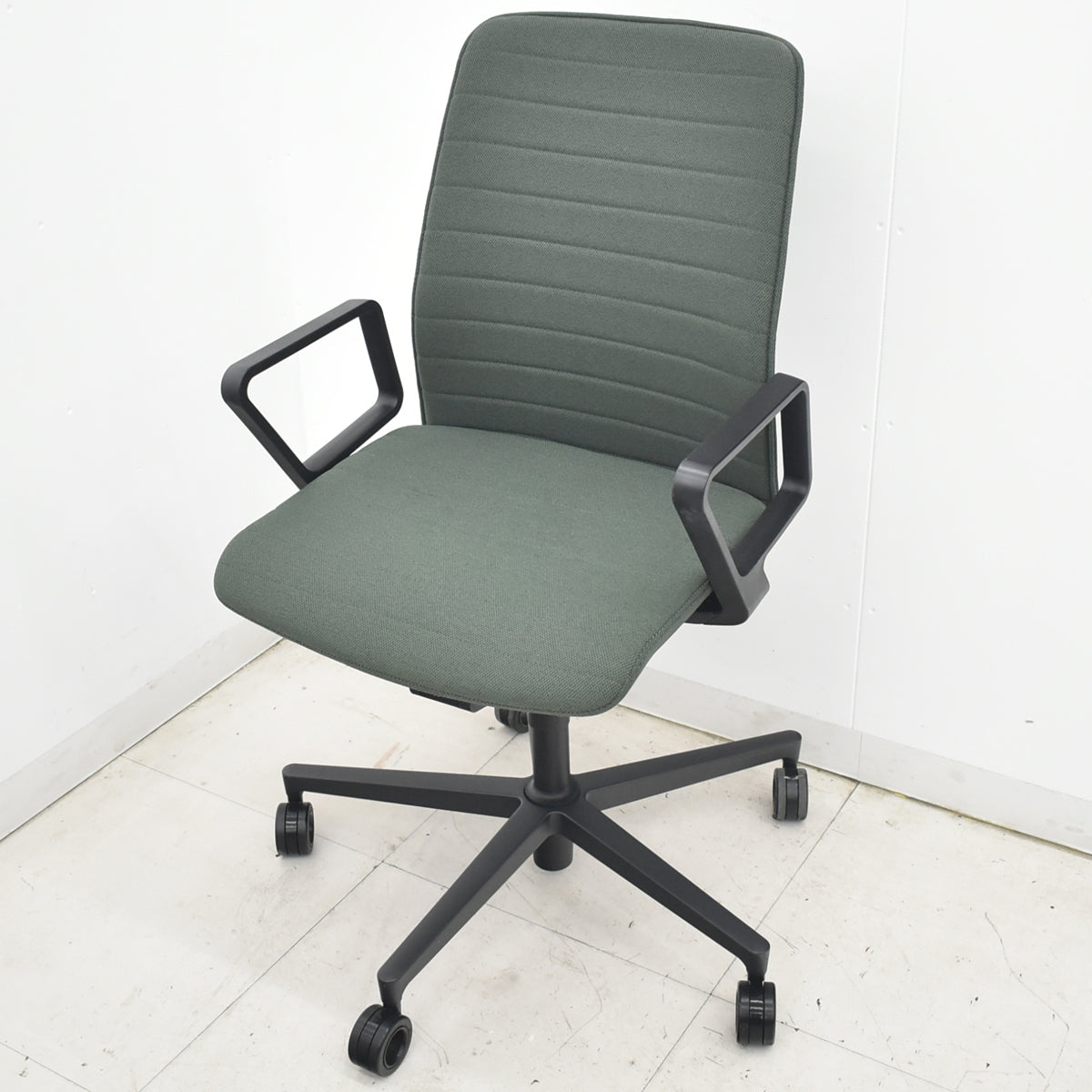 【中古】コクヨ　ファブレ　固定サークル肘　ストライプクッションタイプ　ダークグリーン　2026032801【中古オフィス家具】