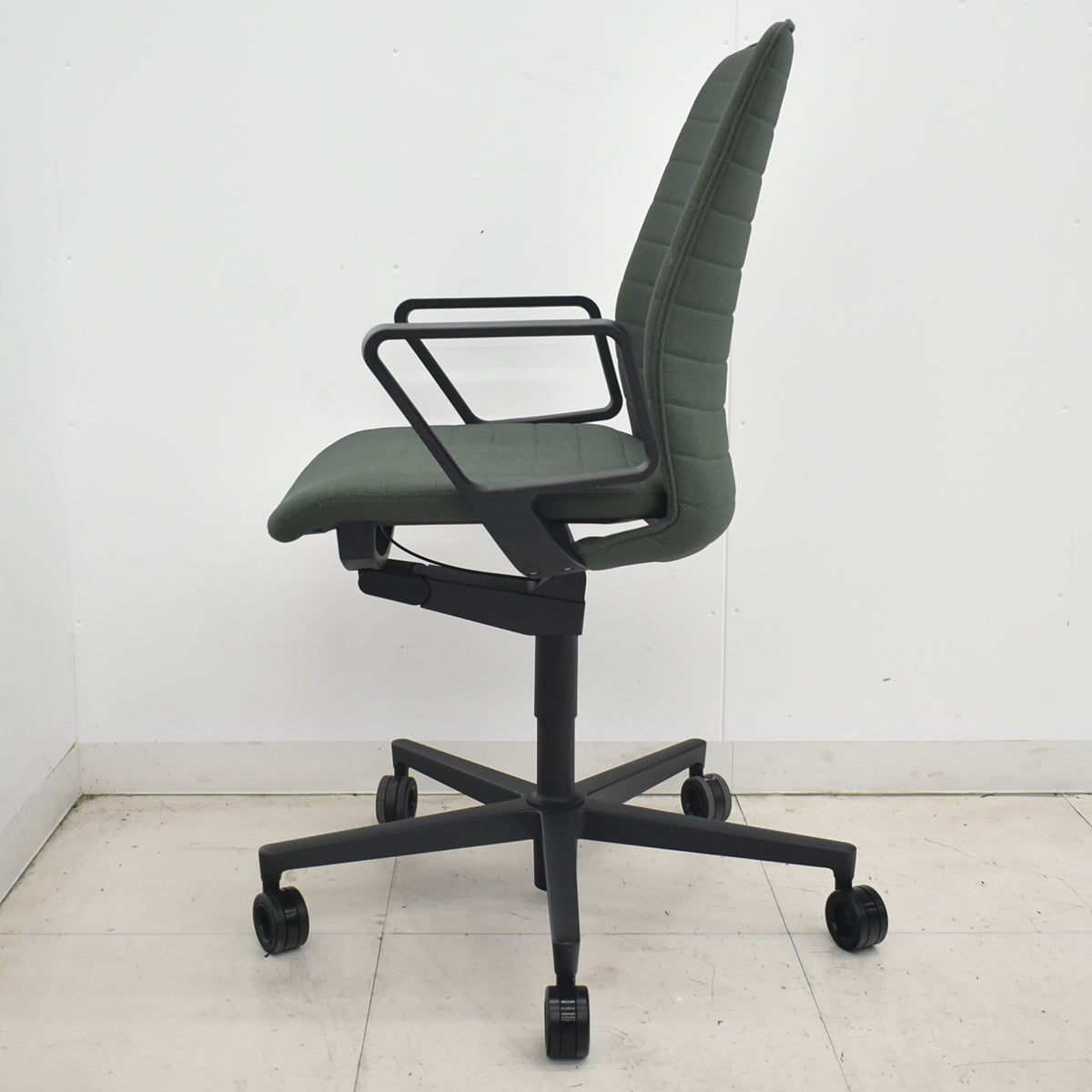 【中古】コクヨ　ファブレ　固定サークル肘　ストライプクッションタイプ　ダークグリーン　2026032801【中古オフィス家具】