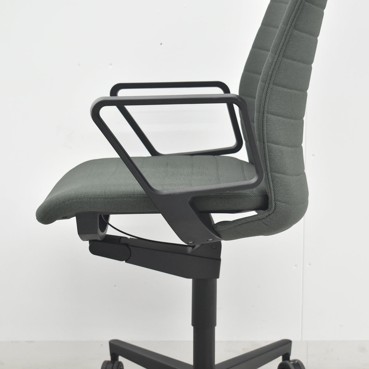 【中古】コクヨ　ファブレ　固定サークル肘　ストライプクッションタイプ　ダークグリーン　2026032801【中古オフィス家具】