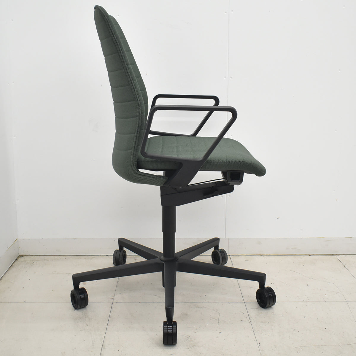 【中古】コクヨ　ファブレ　固定サークル肘　ストライプクッションタイプ　ダークグリーン　2026032801【中古オフィス家具】