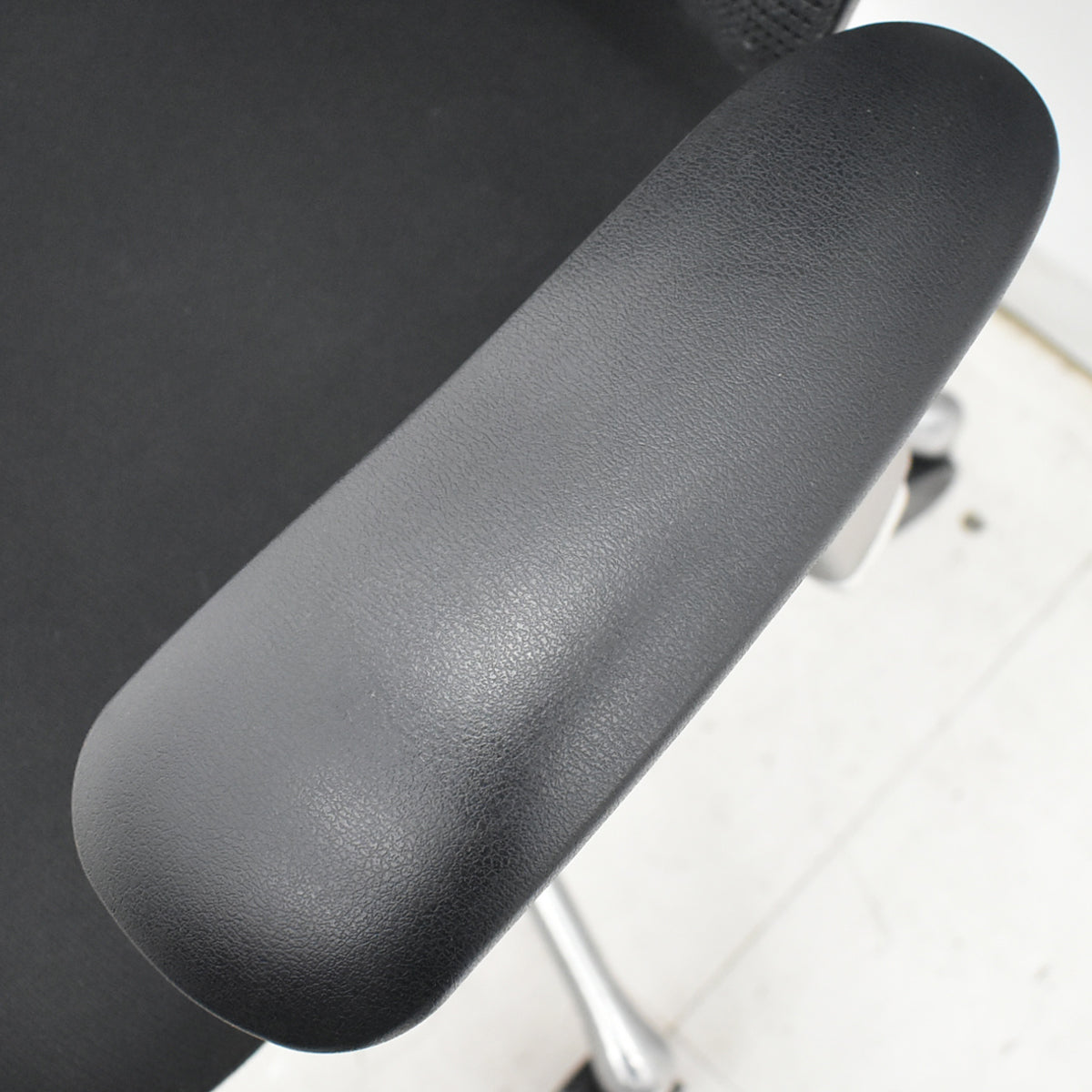 【中古】オカムラ　コンテッサ　可動肘　ヘッドレスト　ランバーサポート　ポリッシュ　2026032802【中古オフィス家具】