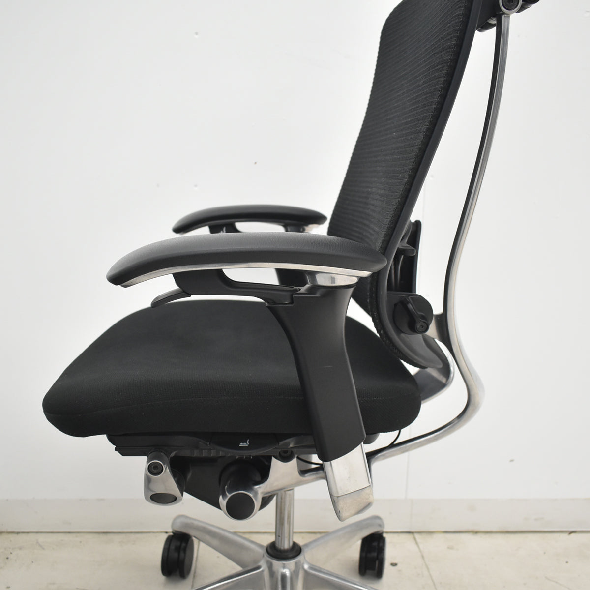 【中古】オカムラ　コンテッサ　可動肘　ヘッドレスト　ランバーサポート　ポリッシュ　2026032802【中古オフィス家具】