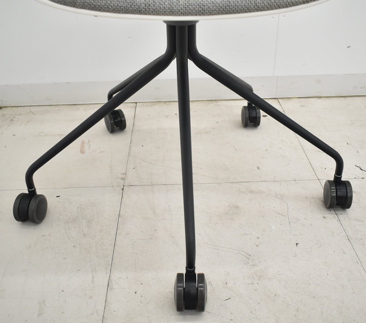 【中古】ウィルクハーン　222renge OCCO　オッコ　座面クッション付　ウレタンキャスター　ホワイト　2026032803【中古オフィス家具】