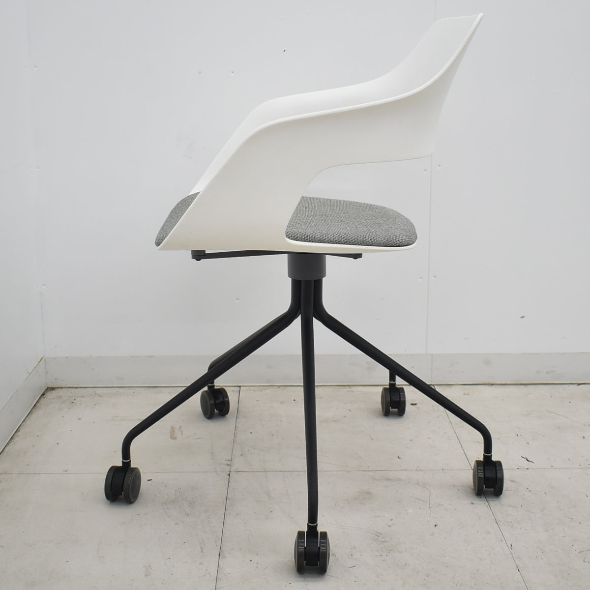 【中古】ウィルクハーン　222renge OCCO　オッコ　座面クッション付　ウレタンキャスター　ホワイト　2026032803【中古オフィス家具】
