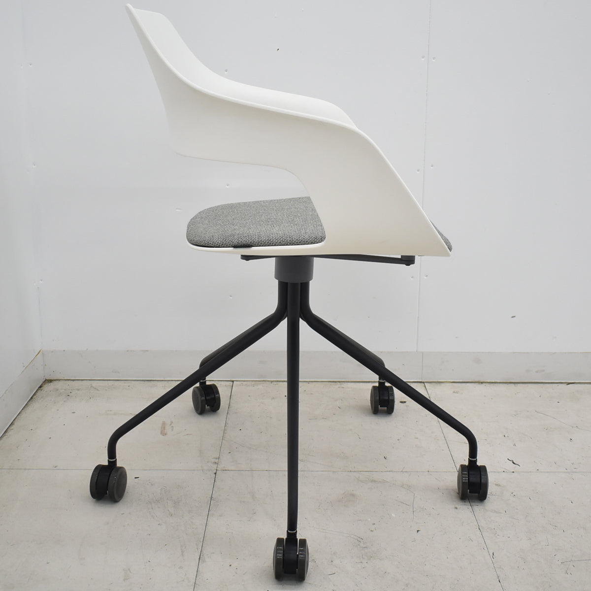 【中古】ウィルクハーン　222renge OCCO　オッコ　座面クッション付　ウレタンキャスター　ホワイト　2026032803【中古オフィス家具】