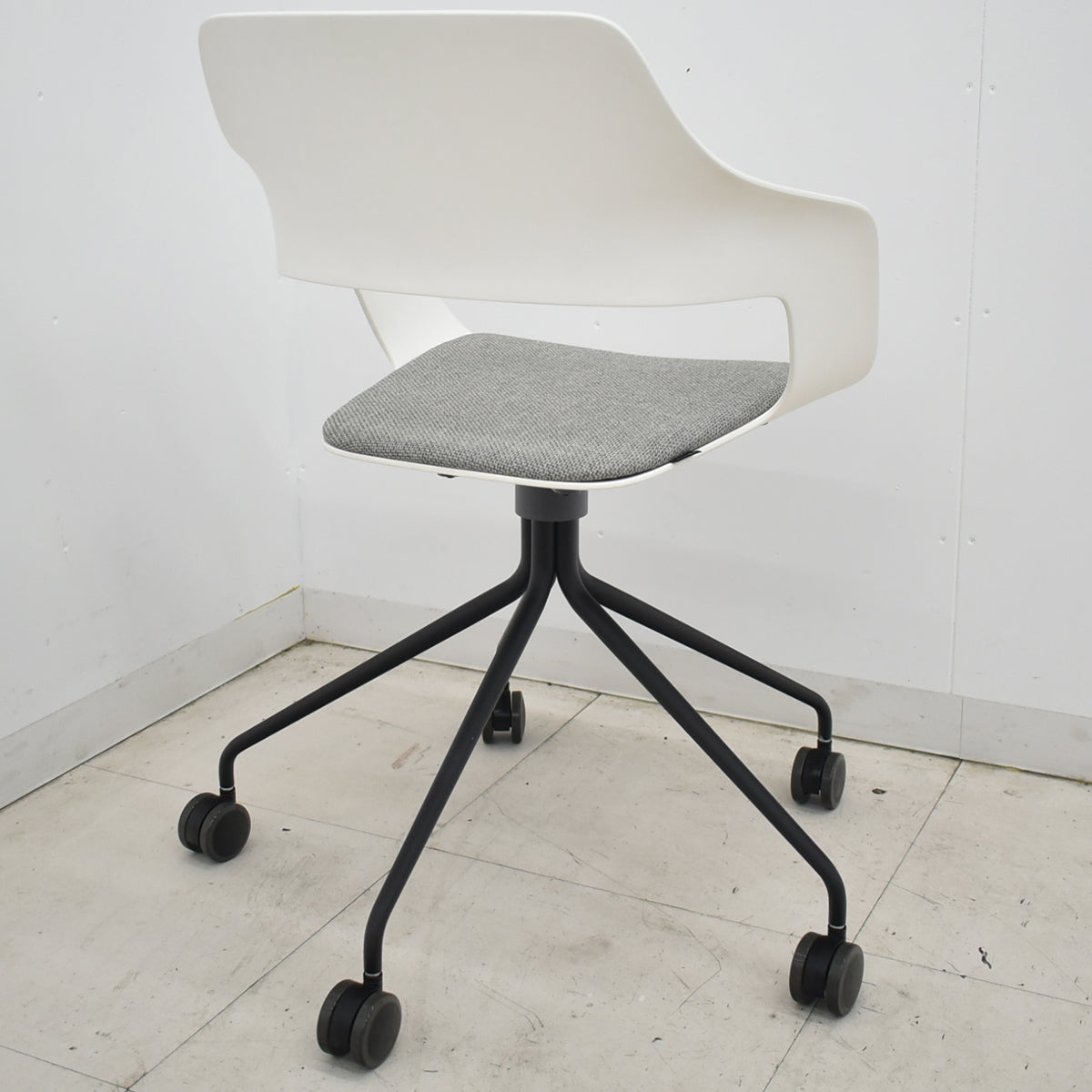 【中古】ウィルクハーン　222renge OCCO　オッコ　座面クッション付　ウレタンキャスター　ホワイト　2026032803【中古オフィス家具】