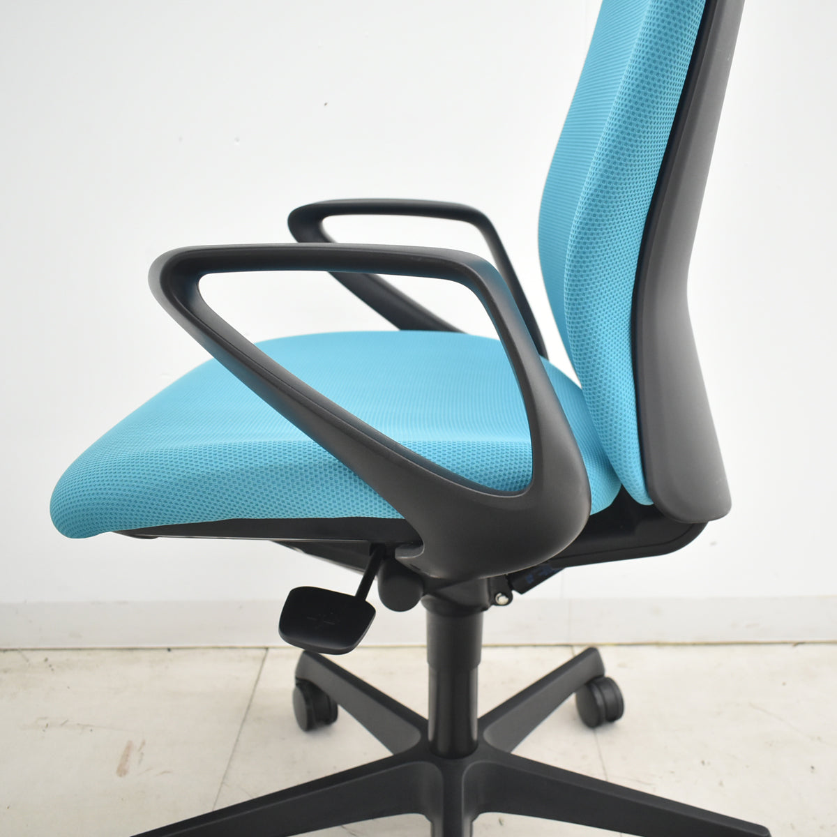 【中古】オカムラ　スラート　ハイバック　固定肘　ブルーグリーン　2026032805【中古オフィス家具】