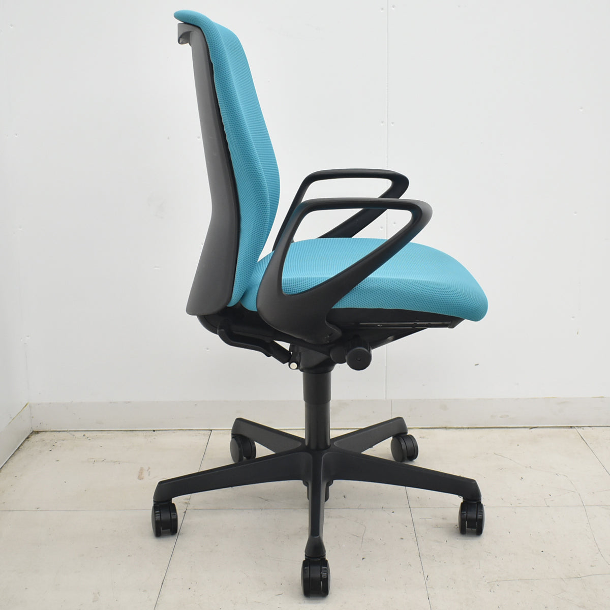 【中古】オカムラ　スラート　ハイバック　固定肘　ブルーグリーン　2026032805【中古オフィス家具】