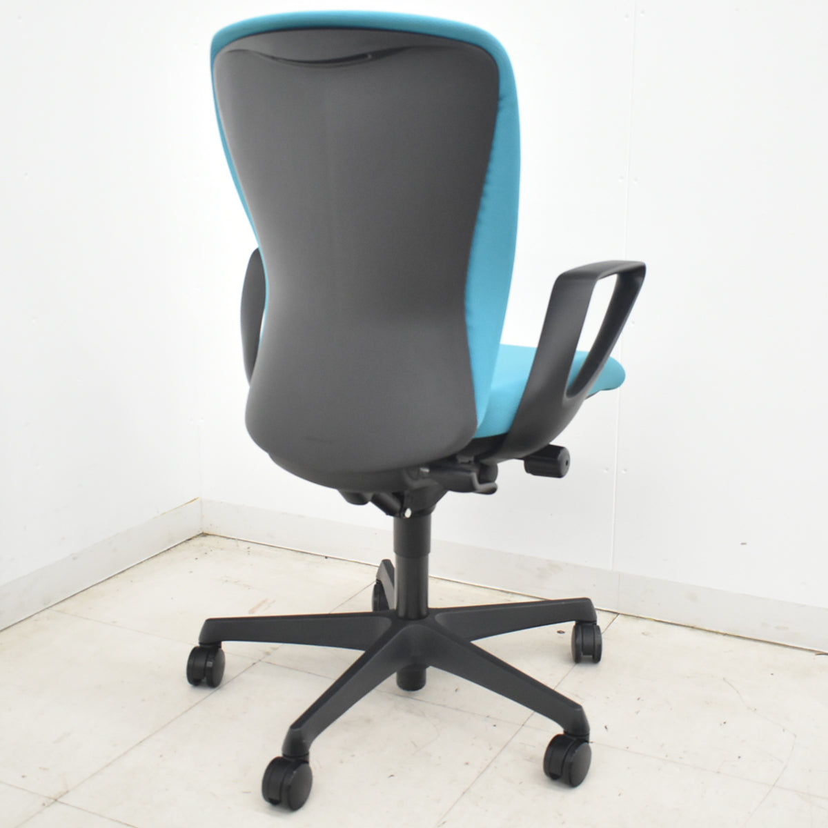 【中古】オカムラ　スラート　ハイバック　固定肘　ブルーグリーン　2026032805【中古オフィス家具】