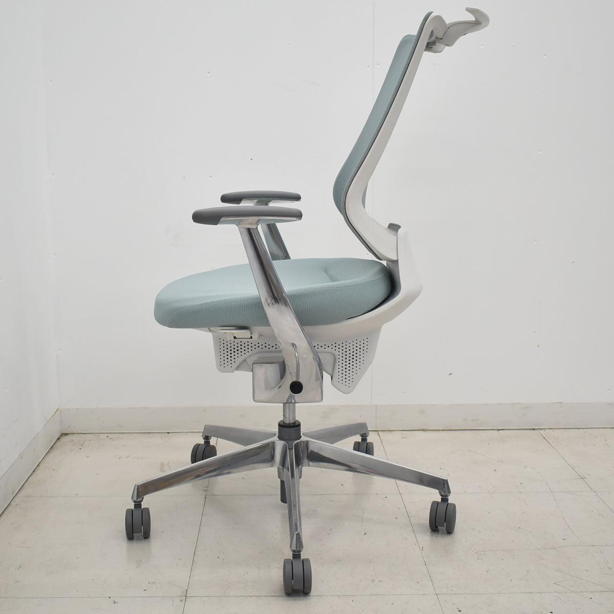 【中古】コクヨ　イング　固定肘　バーチカルタイプ　ハンガー　2024年製　ポリッシュ　アッシュターコイズ　2026033002【中古オフィス家具】