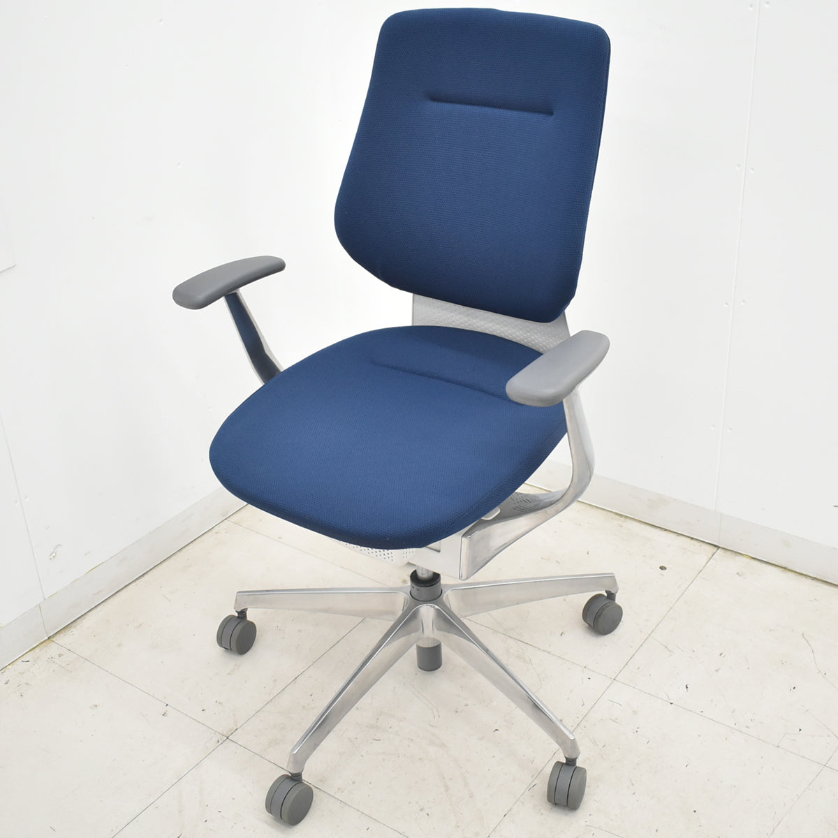 【中古】コクヨ　イング　固定肘　バーチカルタイプ　ポリッシュ　ウレタンキャスター　ネイビー　2026033003【中古オフィス家具】