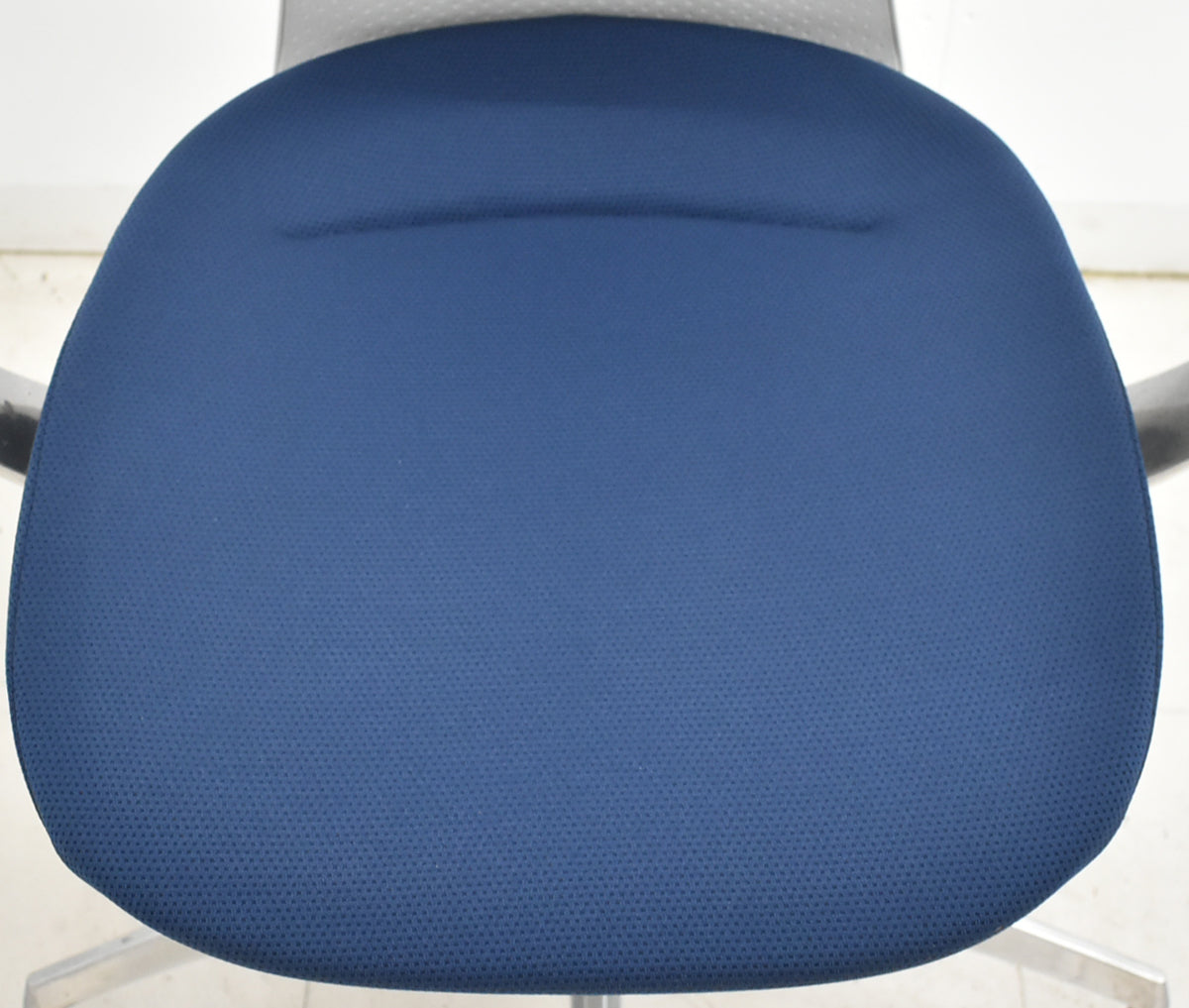 【中古】コクヨ　イング　固定肘　バーチカルタイプ　ポリッシュ　ウレタンキャスター　ネイビー　2026033003【中古オフィス家具】