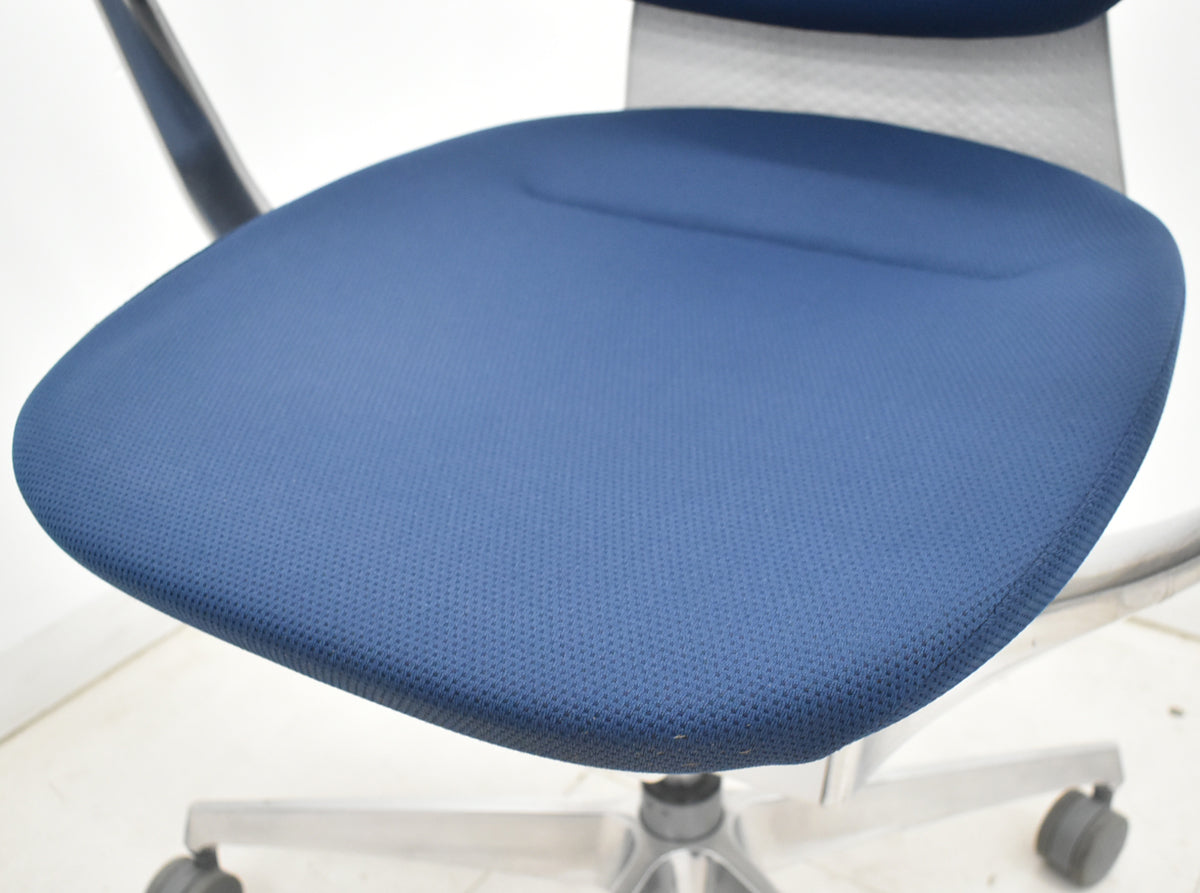 【中古】コクヨ　イング　固定肘　バーチカルタイプ　ポリッシュ　ウレタンキャスター　ネイビー　2026033003【中古オフィス家具】