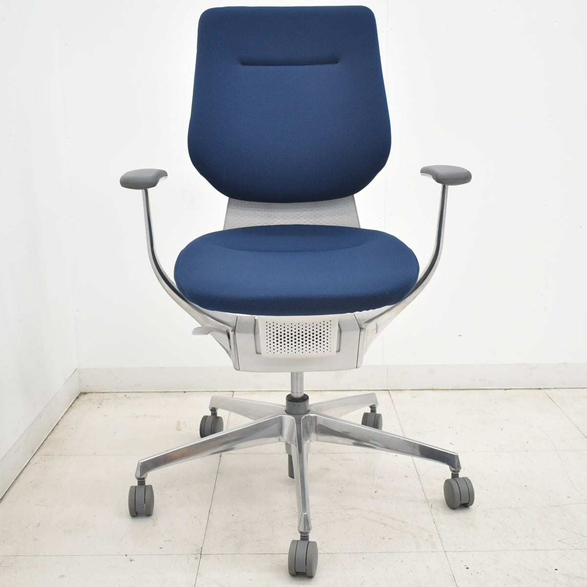 【中古】コクヨ　イング　固定肘　バーチカルタイプ　ポリッシュ　ウレタンキャスター　ネイビー　2026033003【中古オフィス家具】