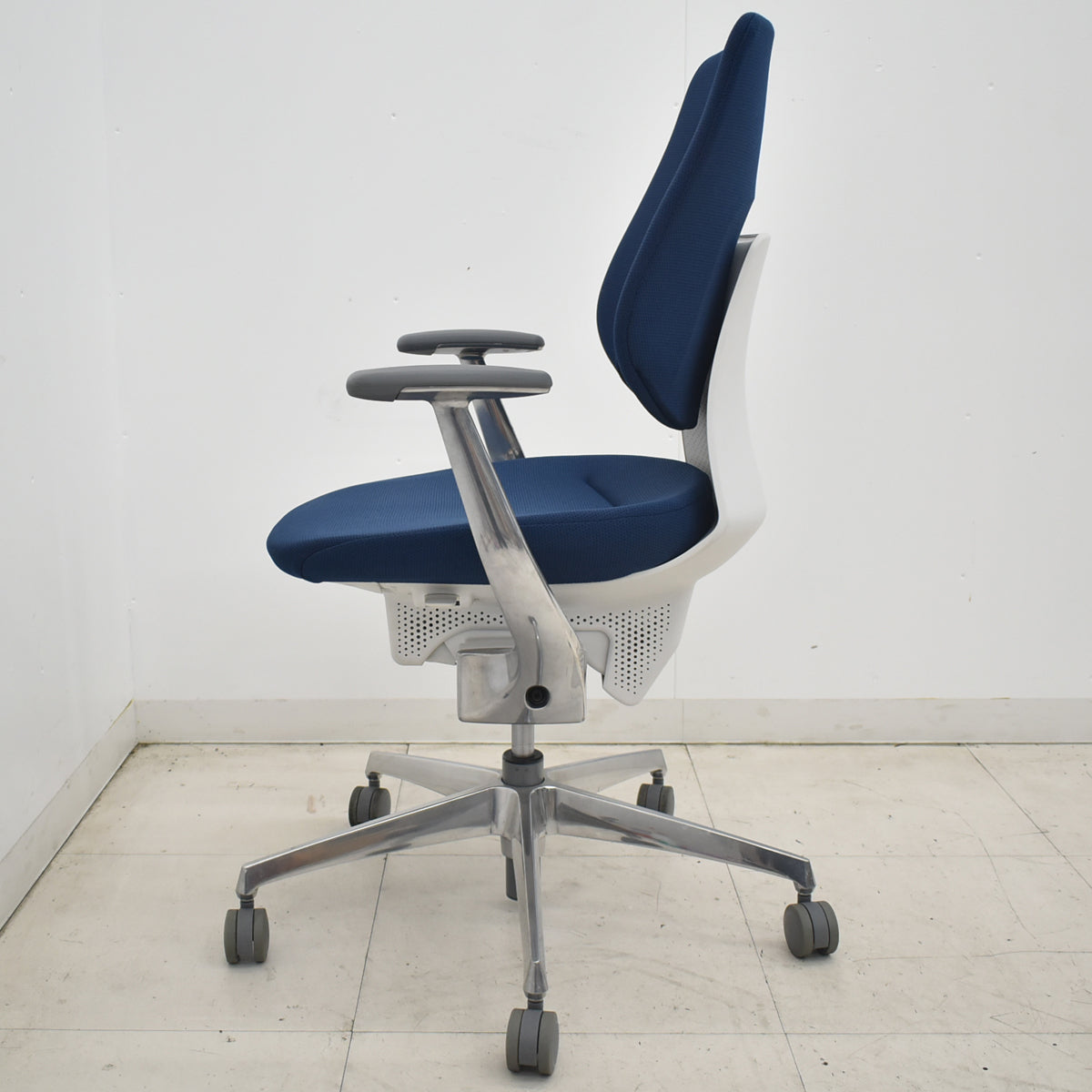 【中古】コクヨ　イング　固定肘　バーチカルタイプ　ポリッシュ　ウレタンキャスター　ネイビー　2026033003【中古オフィス家具】
