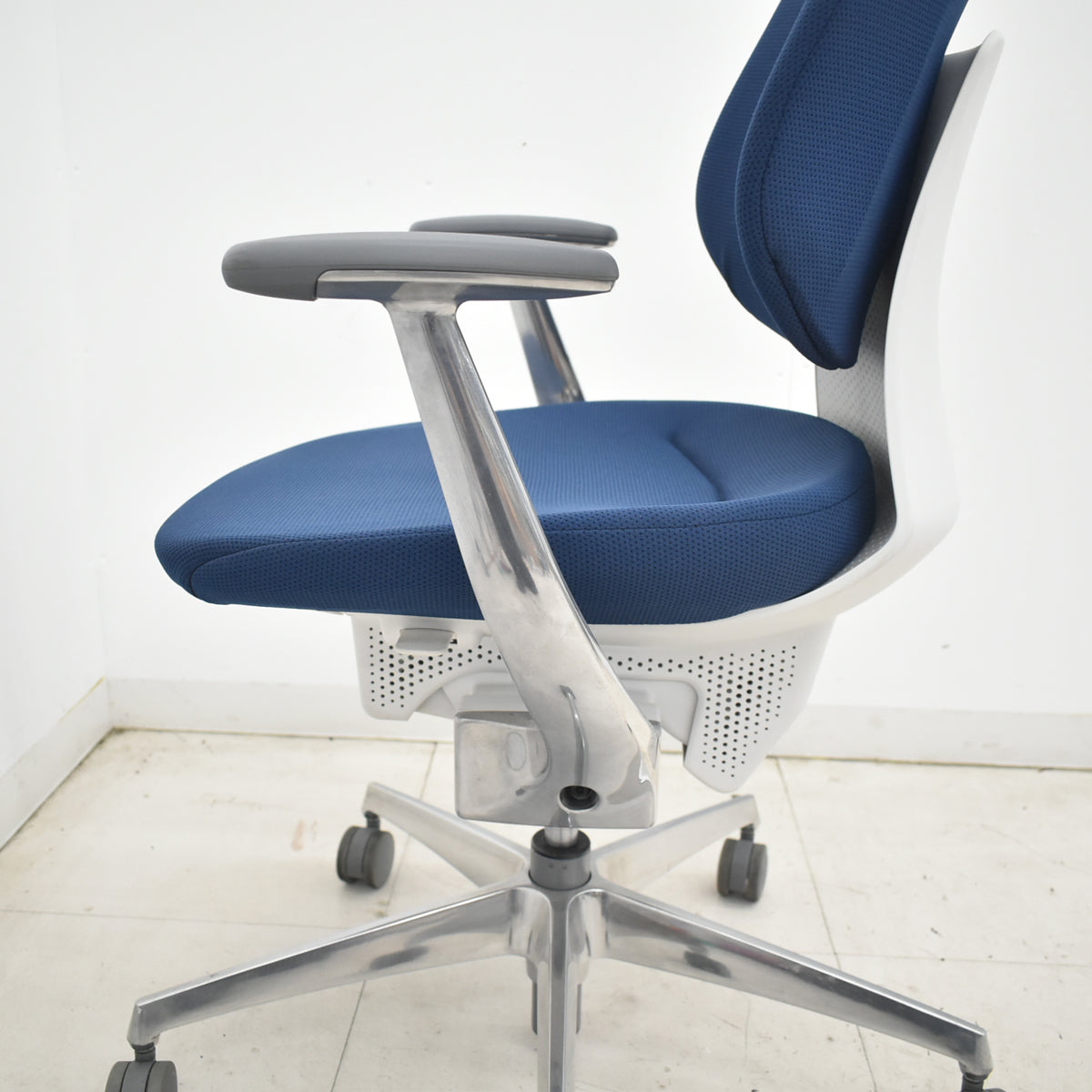 【中古】コクヨ　イング　固定肘　バーチカルタイプ　ポリッシュ　ウレタンキャスター　ネイビー　2026033003【中古オフィス家具】