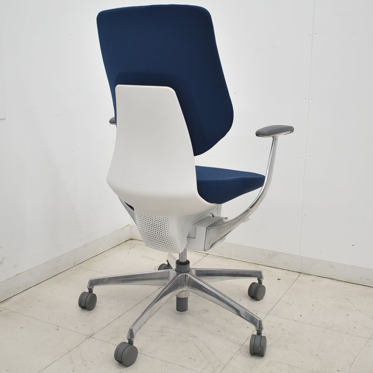 【中古】コクヨ　イング　固定肘　バーチカルタイプ　ポリッシュ　ウレタンキャスター　ネイビー　2026033003【中古オフィス家具】