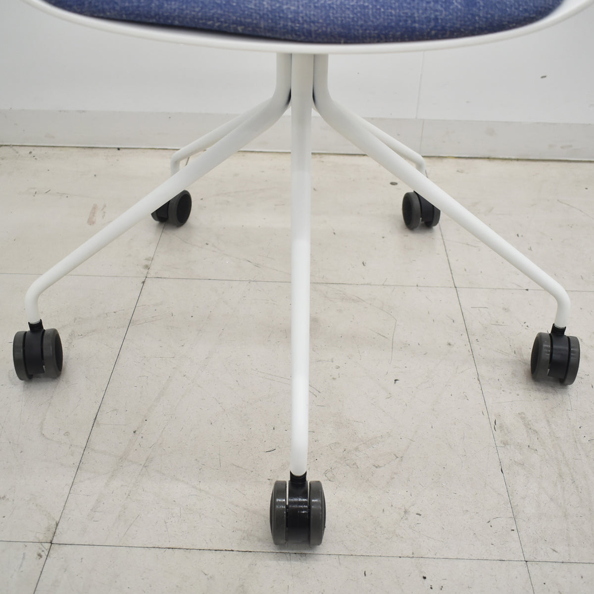【中古】ウィルクハーン　222renge OCCO　オッコ　座面クッション付　ウレタンキャスター　ホワイト　2026033006【中古オフィス家具】