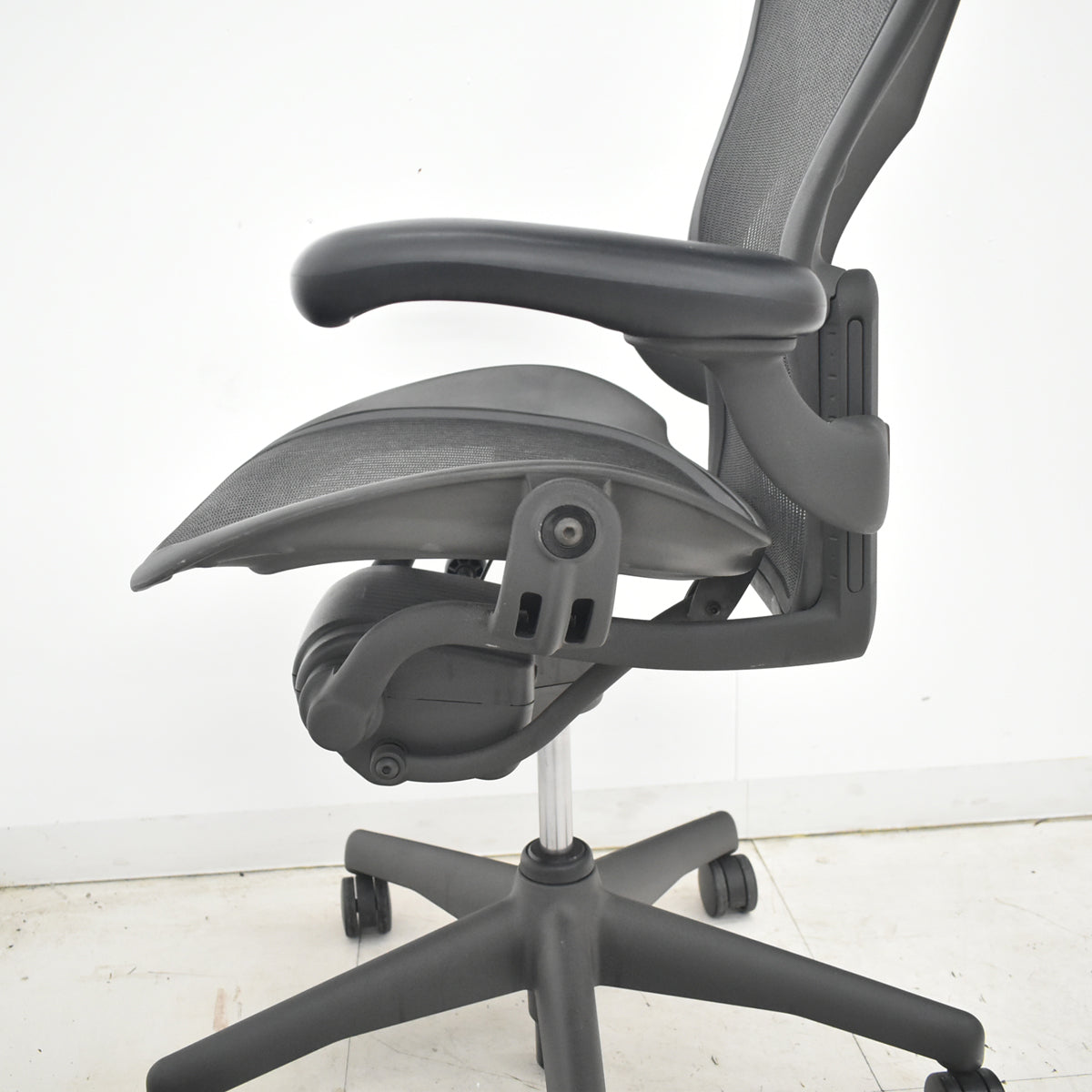 【中古】ハーマンミラー　アーロンチェア　スタンダード　Ｂサイズ　ランバーサポート　2026033101【中古オフィス家具】