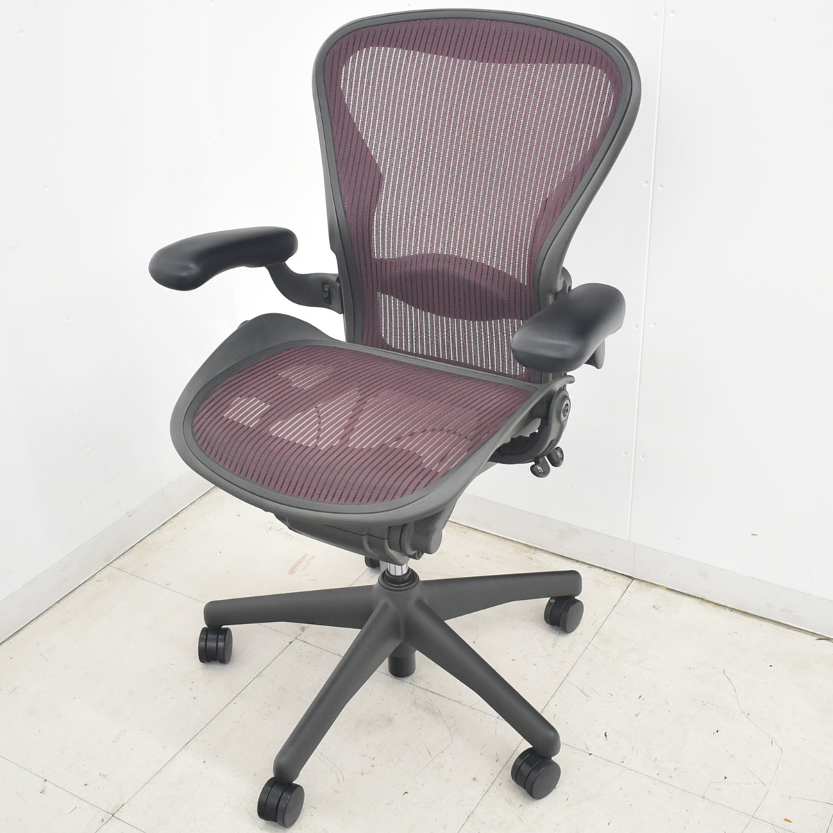 【中古】ハーマンミラー　アーロンチェア　フル装備　Ｂサイズ　ランバーサポート　昇降ガス新品交換済　エンジ　2026033102【中古オフィス家具】