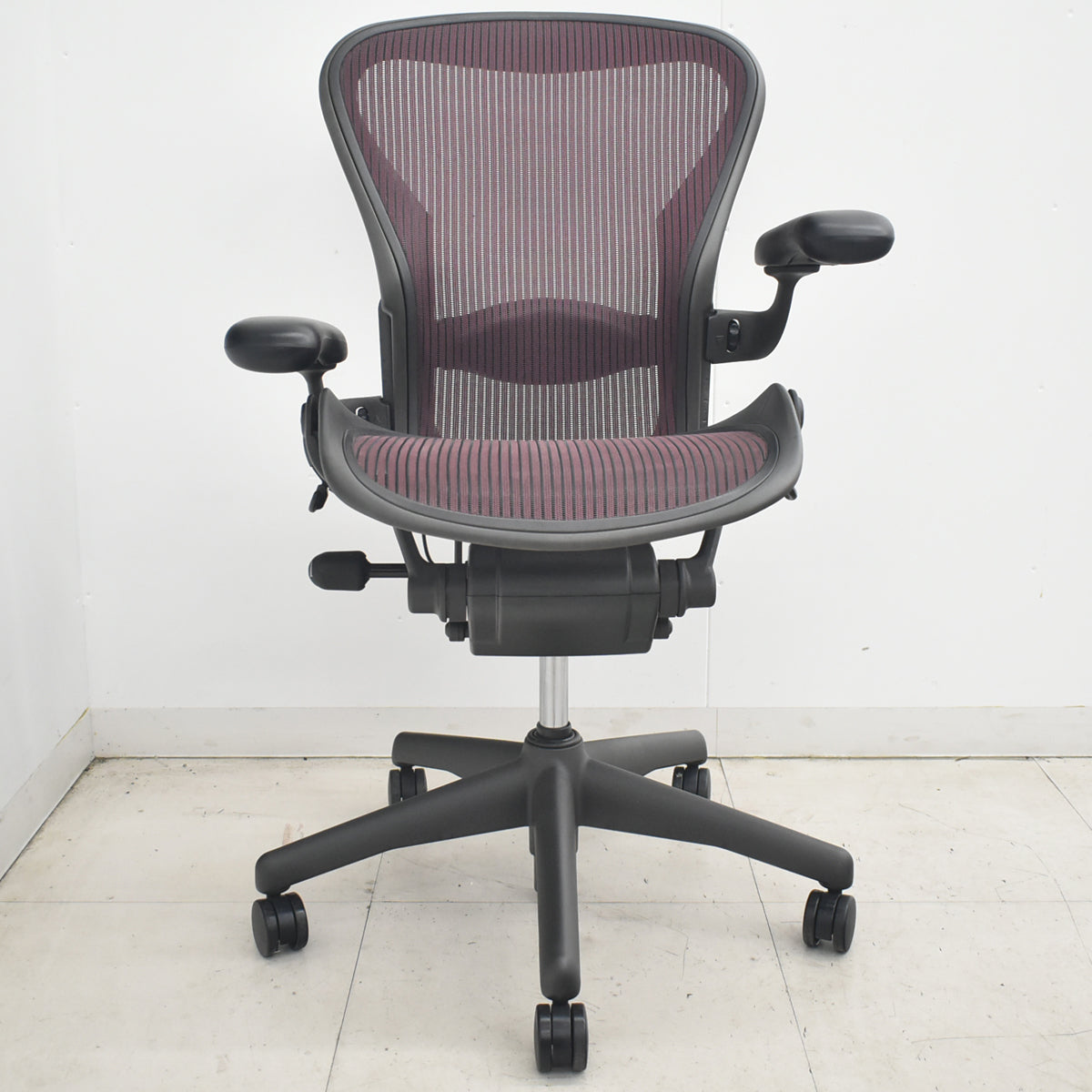 【中古】ハーマンミラー　アーロンチェア　フル装備　Ｂサイズ　ランバーサポート　昇降ガス新品交換済　エンジ　2026033102【中古オフィス家具】