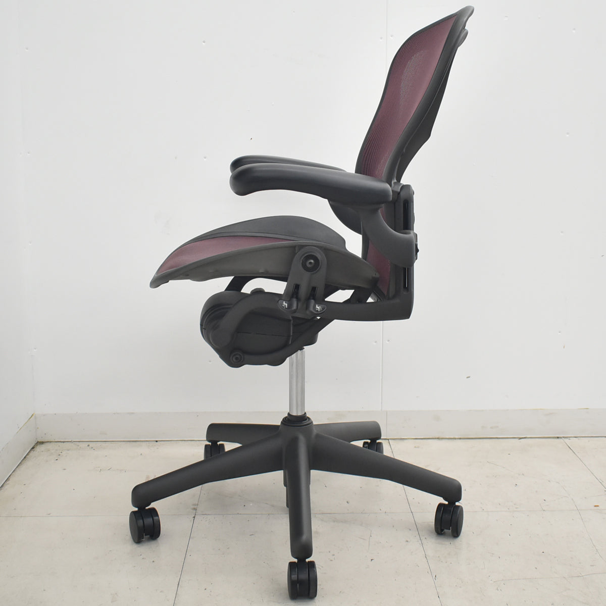 【中古】ハーマンミラー　アーロンチェア　フル装備　Ｂサイズ　ランバーサポート　昇降ガス新品交換済　エンジ　2026033102【中古オフィス家具】