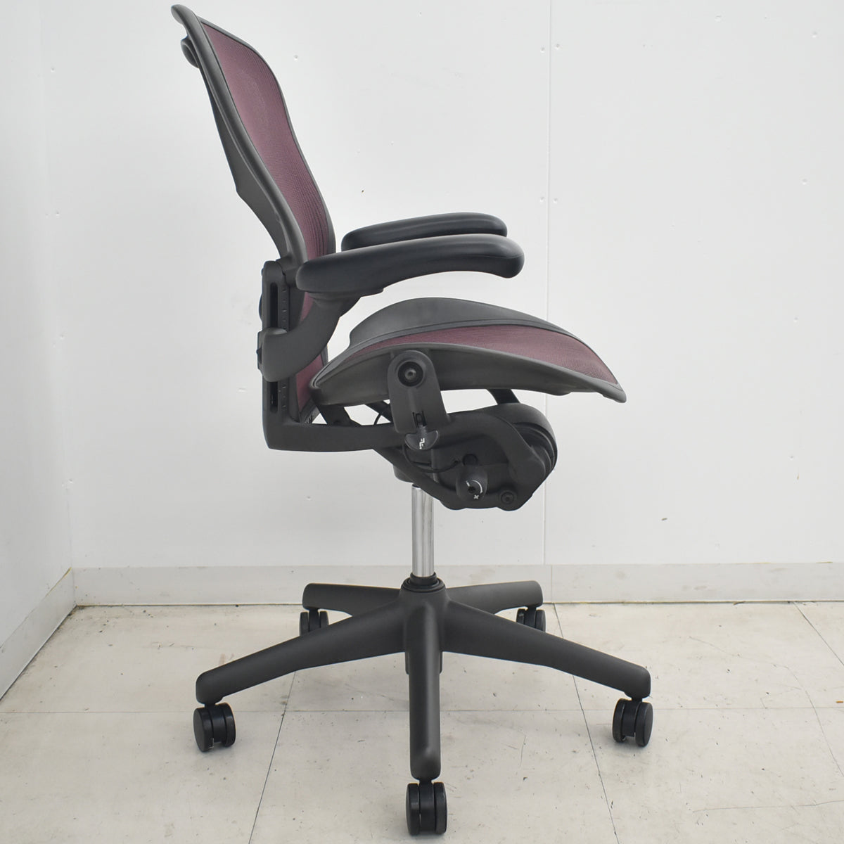 【中古】ハーマンミラー　アーロンチェア　フル装備　Ｂサイズ　ランバーサポート　昇降ガス新品交換済　エンジ　2026033102【中古オフィス家具】