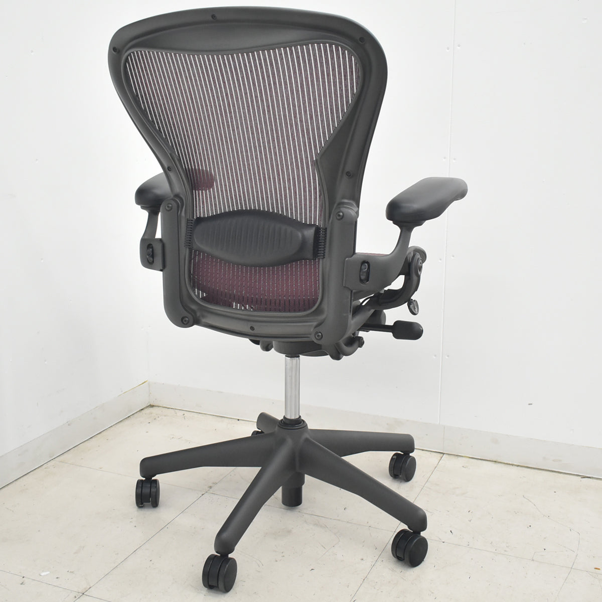 【中古】ハーマンミラー　アーロンチェア　フル装備　Ｂサイズ　ランバーサポート　昇降ガス新品交換済　エンジ　2026033102【中古オフィス家具】