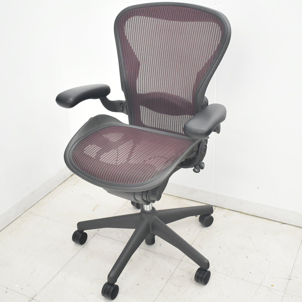 【中古】ハーマンミラー　アーロンチェア　フル装備　Ｂサイズ　ランバーサポート　エンジ　2026033103【中古オフィス家具】