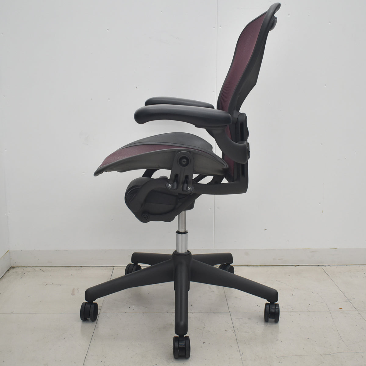 【中古】ハーマンミラー　アーロンチェア　フル装備　Ｂサイズ　ランバーサポート　エンジ　2026033103【中古オフィス家具】