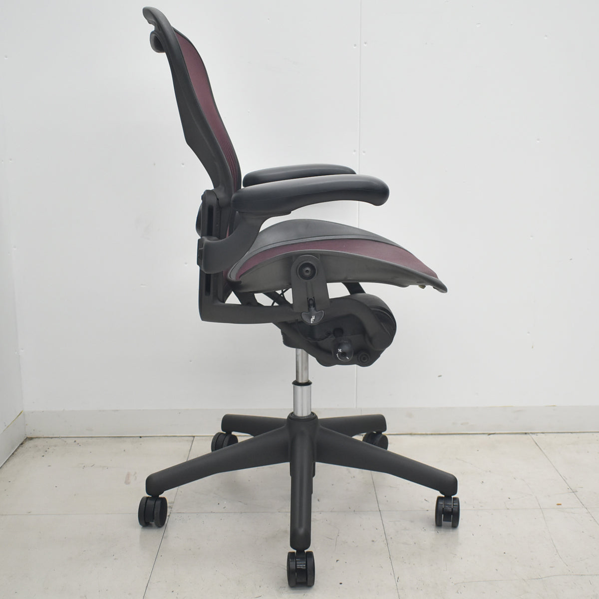 【中古】ハーマンミラー　アーロンチェア　フル装備　Ｂサイズ　ランバーサポート　エンジ　2026033103【中古オフィス家具】